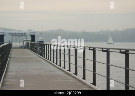 Une matinée brumeuse au printemps sur le fjord de Kiel au quai de ferry de Falckensteiner Strand à Kiel, en Allemagne. Banque D'Images