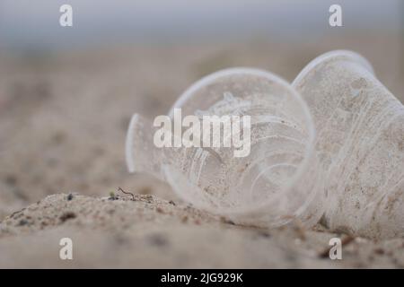 Vider les tasses en plastique jetables sur la plage du fjord de Kiel à Friedrichsort, Kiel, Allemagne Banque D'Images