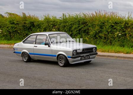 1975 70s années 70 argent avec bande bleue Ford Escort RS1800 Mk2 1100cc saloon essence; en route vers la Tour Hoghton pour le Supercar Summer Showtime car meet organisé par Great British Motor shows à Preston, Royaume-Uni Banque D'Images