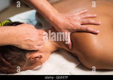 femme recevant un massage de la région cervicale Banque D'Images