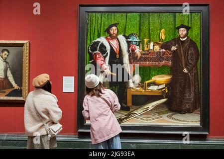 Angleterre, Londres, la Galerie nationale, femmes touristes regardant Hans Holbein la peinture des jeunes des Ambassadeurs Banque D'Images