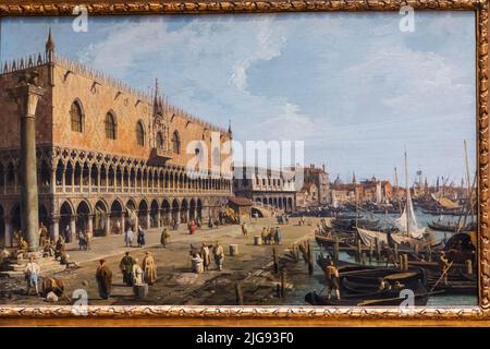 Peinture intitulée 'Venise: Le Palais des Doges et la Riva degli Schiavoni' par l'artiste italien Canaletto en date de 1730 Banque D'Images