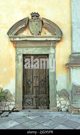 Porte de l'église paroissiale Chiesa di San Giacomo Apostolo, Rio nell Elba Banque D'Images