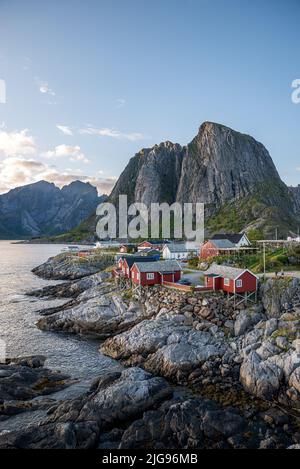 Vue au coucher du soleil sur le village de Hamnoy entouré de montagnes, îles Lofoten, Norvège Banque D'Images