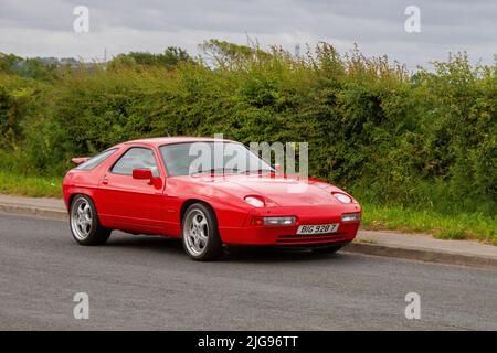 1989, 80s, années 80, Porsche 928 luxe grand tourer série Auto rouge ; en route vers la Tour Hoghton pour le spectacle de voitures Supercar Summer Showtime qui est organisé par Great British Motor shows à Preston, Royaume-Uni Banque D'Images