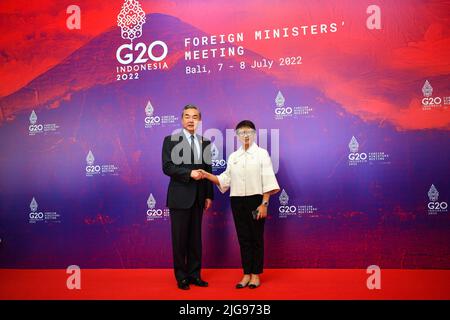 Bali, Indonésie. 8th juillet 2022. Le Conseiller d'Etat chinois et Ministre des Affaires étrangères Wang Yi (L) tremble la main avec le Ministre indonésien des Affaires étrangères Retno Marsudi avant la réunion des ministres des Affaires étrangères du Groupe des 20 (G20) à Bali, en Indonésie, sur 8 juillet 2022. Credit: Xu Qin/Xinhua/Alamy Live News Banque D'Images