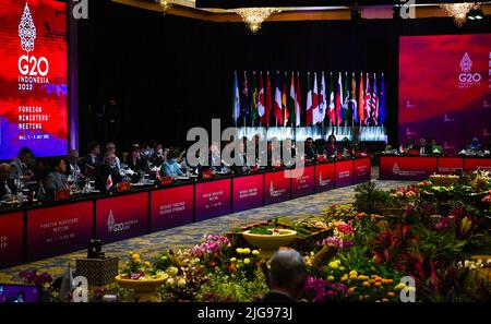 Bali, Indonésie. 8th juillet 2022. Le Conseiller d'Etat chinois et Ministre des Affaires étrangères Wang Yi (C) assiste à la réunion des ministres des Affaires étrangères du Groupe des 20 (G20) à Bali, en Indonésie, sur le 8 juillet 2022. Credit: Xu Qin/Xinhua/Alamy Live News Banque D'Images