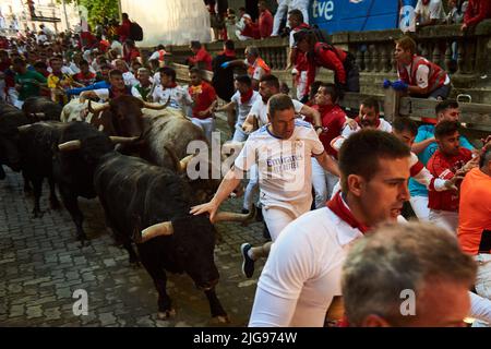 Pampelune, Espagne. 8th juillet 2022. Juan Pedro Lecuona, un coureur vu en face d'un taureau du ranch de Fuente Ymbro pendant la deuxième course des taureaux de la partie San Fermà-n 2022 festivités. (Credit image: © Elsa A Bravo/SOPA Images via ZUMA Press Wire) Banque D'Images