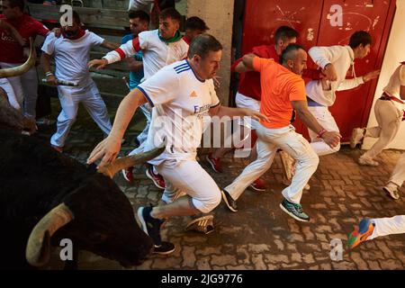 Pampelune, Espagne. 8th juillet 2022. Juan Pedro Lecuona, un coureur vu en face d'un taureau du ranch de Fuente Ymbro pendant la deuxième course des taureaux de la partie San Fermà-n 2022 festivités. (Credit image: © Elsa A Bravo/SOPA Images via ZUMA Press Wire) Banque D'Images