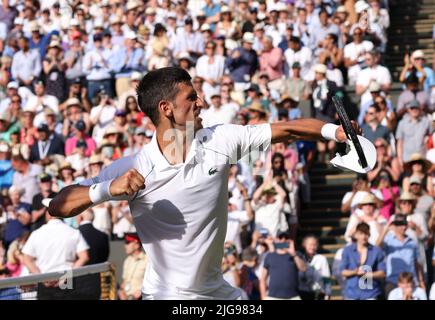 Londres, Royaume-Uni. 08th juillet 2022. Le serbe Novak Djokovic célèbre la victoire lors de son match de demi-finale contre Cameron Norrie en Grande-Bretagne le douze jour des championnats de Wimbledon 2022 à Londres vendredi, 08 juillet 2022. Djokovic remporte le match 2-6, 6-3, 6-2, 6-4. Photo de Hugo Philpott/UPI crédit: UPI/Alay Live News Banque D'Images