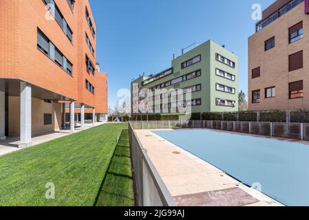 Espaces communs avec piscine et jardin avec herbe dans un développement résidentiel urbain Banque D'Images