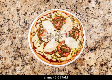 la pizza caprese est un plat adapté à toutes les saisons, simple, frais et léger. Les ingrédients qui le composent sont : la mozzarella de buffalo et la salade de tomates Banque D'Images