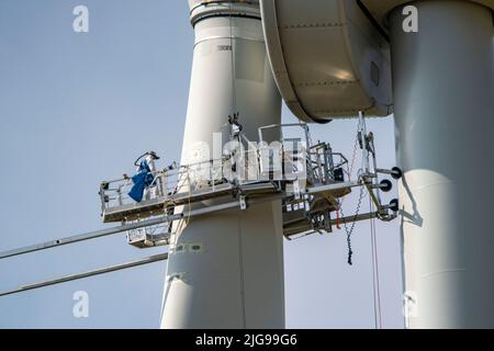 Travaux d'entretien, réparations sur un rotor d'une éolienne d'Enercon, dans un parc éolien à l'est de Bad Wünnenberg est Westphalie-Lippe, sous-station, NRW, Allemagne Banque D'Images