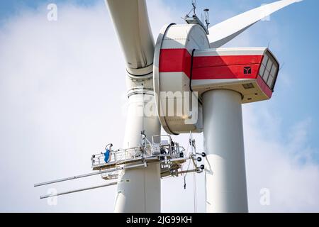 Travaux d'entretien, réparations sur un rotor d'une éolienne d'Enercon, dans un parc éolien à l'est de Bad Wünnenberg est Westphalie-Lippe, sous-station, NRW, Allemagne Banque D'Images