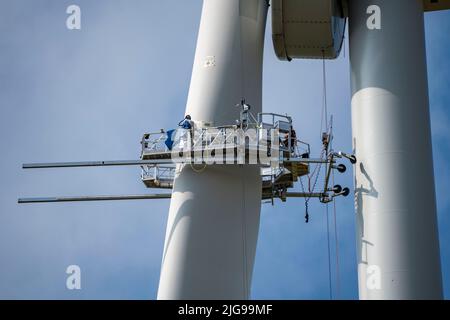 Travaux d'entretien, réparations sur un rotor d'une éolienne d'Enercon, dans un parc éolien à l'est de Bad Wünnenberg est Westphalie-Lippe, sous-station, NRW, Allemagne Banque D'Images