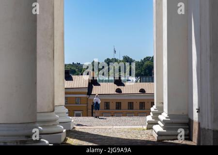 Les drapeaux finlandais survolent les gratte-ciel d'Helsinki lors du solstice d'été Banque D'Images