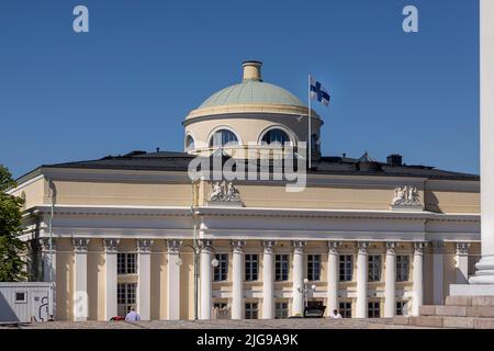 Les drapeaux finlandais survolent les gratte-ciel d'Helsinki lors du solstice d'été Banque D'Images