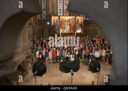 Naumburg, Allemagne. 08th juillet 2022. Photo de groupe avec tous les UTAS et les homonymes d'autres personnages de la cathédrale à l'autel ouest. Les enfants, les jeunes et les femmes qui ont le prénom Uta sont venus à la réunion Uta à Naumburg. Avec la huitième réunion, Uta von Ballenstedt, la célèbre figure fondatrice de la cathédrale Saint-Pierre et Paul, classée au patrimoine mondial de l'UNESCO, est commémorée. Credit: Heiko Rebsch/dpa/Alay Live News Banque D'Images