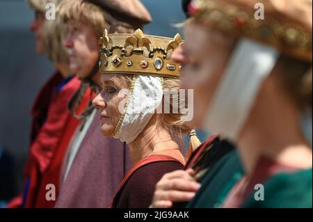 Naumburg, Allemagne. 08th juillet 2022. La célèbre Uta de Ballenstedt est représentée par Jacqueline Girbig lors de la réunion Uta. Les enfants, les jeunes et les femmes qui ont le prénom Uta sont venus à la réunion Uta à Naumburg. Avec la huitième réunion, Uta von Ballenstedt, la célèbre figure fondatrice de la cathédrale Saint-Pierre et Paul, classée au patrimoine mondial de l'UNESCO, est commémorée. Credit: Heiko Rebsch/dpa/Alay Live News Banque D'Images