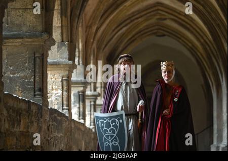 Naumburg, Allemagne. 08th juillet 2022. Jacqueline et Steffen Girbig sont les acteurs des figures fondatrices Uta et Ekkehard II à Naumburg. Des enfants, des jeunes et des femmes du prénom Uta sont venus à la réunion Uta à Naumburg. Entre-temps, la huitième rencontre Uta de Ballenstedt, figure fondatrice célèbre de la cathédrale Saint-Pierre et Paul, classée au patrimoine mondial de l'UNESCO, est commémorée. Credit: Heiko Rebsch/dpa/Alay Live News Banque D'Images