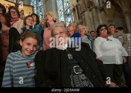 Naumburg, Allemagne. 08th juillet 2022. Uta Polreich avec ses 85 ans est la plus ancienne participante, Uta Runge avec onze ans la plus jeune à la réunion d'Uta. Les enfants, les jeunes et les femmes qui ont le prénom Uta sont venus à la réunion Uta à Naumburg. Avec la huitième réunion, Uta von Ballenstedt, figure fondatrice bien connue de la cathédrale Saint-Pierre et Paul, classée au patrimoine mondial de l'UNESCO, est commémorée. Credit: Heiko Rebsch/dpa/Alay Live News Banque D'Images