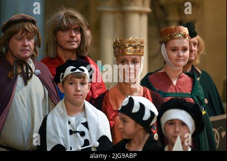 Naumburg, Allemagne. 08th juillet 2022. Jacqueline Girbig comme Uta von Ballenstedt, une des figures donatrices médiévales de la cathédrale de Naumburg. Des enfants, des jeunes et des femmes du prénom Uta sont venus à la réunion Uta à Naumburg. À l'occasion de la huitième réunion, Uta von Ballenstedt, figure de donateur bien connue de la cathédrale Saint-Pierre-et-Paul, classée au patrimoine mondial de l'UNESCO, est commémorée. Credit: Heiko Rebsch/dpa/Alay Live News Banque D'Images