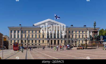 Les drapeaux finlandais survolent les gratte-ciel d'Helsinki lors du solstice d'été Banque D'Images