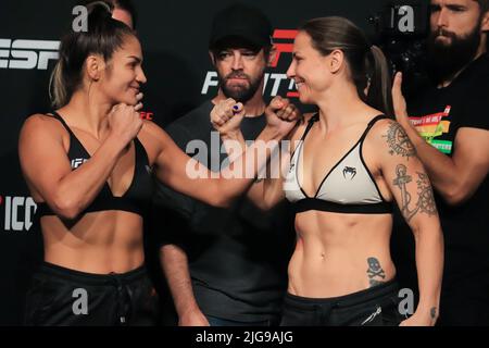 Las Vegas, NV - 8 juillet: Cynthia Calvillo et Nina Nunes affrontent pendant la nuit de combat de l'UFC: Dos Anjos / Fiziev peser-in à l'UFC Apex sur 8 juillet 2022 à Las Vegas, Nevada, États-Unis. (Photo de Diego Ribas/PxImages) Credit: PX Images/Alamy Live News Banque D'Images