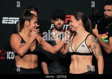 Las Vegas, NV - 8 juillet: Cynthia Calvillo et Nina Nunes affrontent pendant la nuit de combat de l'UFC: Dos Anjos / Fiziev peser-in à l'UFC Apex sur 8 juillet 2022 à Las Vegas, Nevada, États-Unis. (Photo de Diego Ribas/PxImages) Credit: PX Images/Alamy Live News Banque D'Images