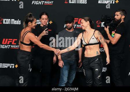 Las Vegas, NV - 8 juillet: Cynthia Calvillo et Nina Nunes affrontent pendant la nuit de combat de l'UFC: Dos Anjos / Fiziev peser-in à l'UFC Apex sur 8 juillet 2022 à Las Vegas, Nevada, États-Unis. (Photo de Diego Ribas/PxImages) Credit: PX Images/Alamy Live News Banque D'Images