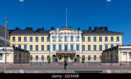 Drapeau finlandais survolant le palais présidentiel à Helsinki au cours du solstice d'été Banque D'Images