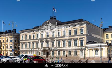 Les drapeaux finlandais survolent les gratte-ciel d'Helsinki lors du solstice d'été Banque D'Images