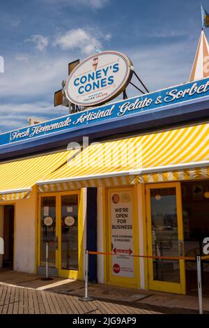 Coney's Cones Ice Cream shop sur la promenade à Coney Island Brooklyn, New York Banque D'Images