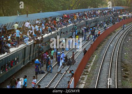 9 juillet 2022, Dhaka, Dhaka, Bangladesh : Les vacanciers bangladais ne sont pas arrivés dans le train et risquent leur vie alors qu'ils rentrent chez eux pour assister au plus grand festival musulman, Eid al-Adha, fête du sacrifice, à la gare de l'aéroport de Dhaka, au Bangladesh. Des milliers d'habitants de la ville de Dhaka ont commencé à quitter la ville pour leur ville natale dans une tentative désespérée de célébrer le festival d'Eid al-adha. Les habitants s'attaquent au voyage en montant, en s'accrochant aux toits des locomotives et en les accrochant. Crédit : ZUMA Press, Inc./Alay Live News Banque D'Images