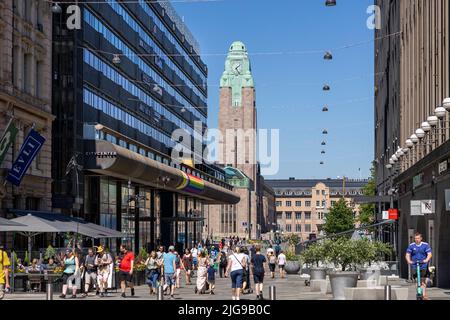 Touristes marchant devant l'hôtel Grand Central à Helsinki Banque D'Images