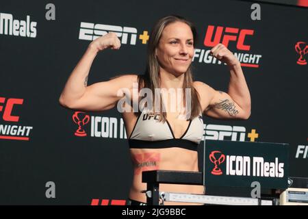 LAS VEGAS, NV - JUILLET 8: Nina Nunes pose sur la balance pendant la nuit de combat de l'UFC: Dos Anjos v Fiziev peser-in à l'UFC Apex sur 8 juillet 2022 à Las Vegas, Nevada, États-Unis. (Photo de Diego Ribas/PxImages) Credit: PX Images/Alamy Live News Banque D'Images