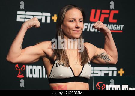 LAS VEGAS, NV - JUILLET 8: Nina Nunes pose sur la balance pendant la nuit de combat de l'UFC: Dos Anjos v Fiziev peser-in à l'UFC Apex sur 8 juillet 2022 à Las Vegas, Nevada, États-Unis. (Photo de Diego Ribas/PxImages) Credit: PX Images/Alamy Live News Banque D'Images