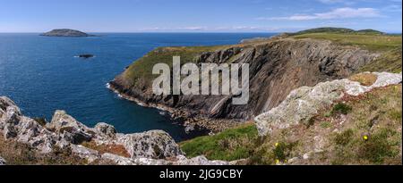 Vue sur l'île Bardsey et Carreg DDU sur le détroit de Bardsey depuis Pen y CIL à l'extrémité ouest de la péninsule de Lleyn, Gwynedd, au nord du pays de Galles. Banque D'Images