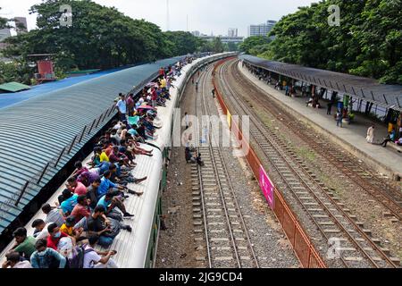 9 juillet 2022, Dhaka, Dhaka, Bangladesh : Les vacanciers bangladais ne sont pas arrivés dans le train et risquent leur vie alors qu'ils rentrent chez eux pour assister au plus grand festival musulman, Eid al-Adha, fête du sacrifice, à la gare de l'aéroport de Dhaka, au Bangladesh. Des milliers d'habitants de la ville de Dhaka ont commencé à quitter la ville pour leur ville natale dans une tentative désespérée de célébrer le festival d'Eid al-adha. Les habitants s'attaquent au voyage en montant, en s'accrochant aux toits des locomotives et en les accrochant. Crédit : ZUMA Press, Inc./Alay Live News Banque D'Images