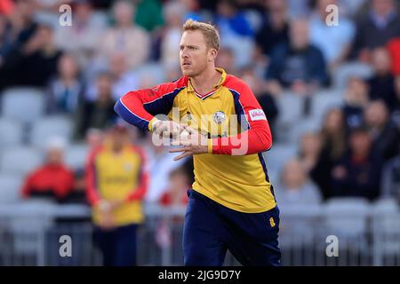 Manchester, Royaume-Uni. 08th juillet 2022. Simon Harmer Bowling pour Essex Eagles crédit: News Images LTD/Alamy Live News Banque D'Images