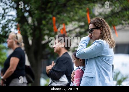 Highland Park, États-Unis. 08th juillet 2022. Les amateurs de tournages visitent un mémorial pour les victimes de la fusillade de masse de 4 juillet à Highland Park, Illinois, le vendredi 8 juillet 2022. (Photo de Christopher Dilts/Sipa USA) crédit: SIPA USA/Alay Live News Banque D'Images