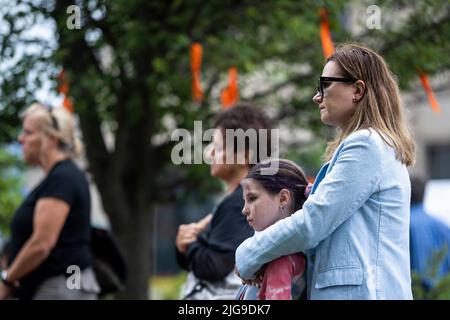 Highland Park, États-Unis. 08th juillet 2022. Les amateurs de tournages visitent un mémorial pour les victimes de la fusillade de masse de 4 juillet à Highland Park, Illinois, le vendredi 8 juillet 2022. (Photo de Christopher Dilts/Sipa USA) crédit: SIPA USA/Alay Live News Banque D'Images