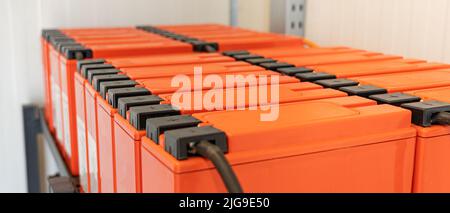 Accumulateurs sur des étagères connectés à une grande batterie UPS Banque D'Images