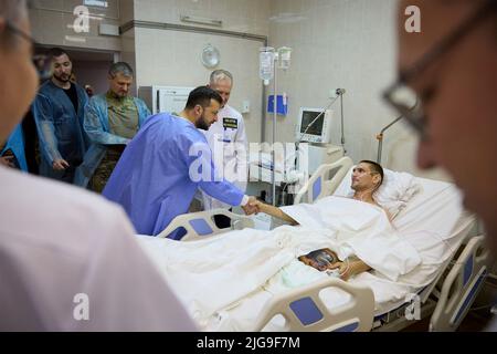 Dnipro, Ukraine. 08th juillet 2022. Le président ukrainien Volodymyr Zelenskyy est escorté par le Dr Serhiy Ryzenko lorsqu'il rencontre des guerriers blessés lors d'une visite à l'hôpital de Mishnikov, à 8 juillet 2022, à Dnipropetrovsk, en Ukraine. Credit: Présidence de l'Ukraine/Bureau de presse présidentiel ukrainien/Alamy Live News Banque D'Images