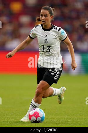 Sara Dabritz, en Allemagne, en action lors du match des femmes Euro 2022 du groupe B de l'UEFA au stade communautaire Brentford, Londres. Date de la photo: Vendredi 8 juillet 2022. Banque D'Images