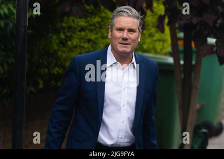 Londres, Royaume-Uni. 06th juillet 2022. Le chef du Parti travailliste Keir Starmer, quitte son domicile à Londres. La police de Durham a autorisé Starmer et son adjoint Angela Rayner dans une enquête sur des manquements à l'isolement cellulaire l'année dernière pendant la campagne électorale de Hartlepool. Crédit : SOPA Images Limited/Alamy Live News Banque D'Images