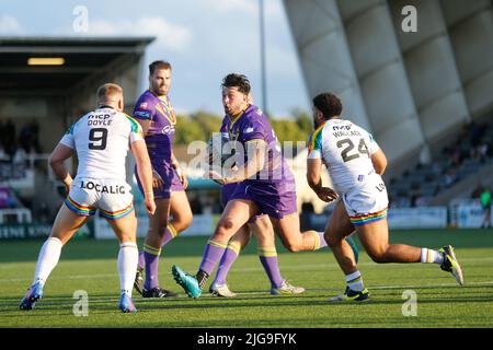 Newcastle, Royaume-Uni. 08th juillet 2022. NEWCASTLE UPON TYNE, ROYAUME-UNI. 8th JUIL Alex Foster de Newcastle Thunder a une course à la défense Bulls lors du match de championnat BETFRED entre Newcastle Thunder et Bradford Bulls à Kingston Park, Newcastle, le vendredi 8th juillet 2022. (Credit: Chris Lishman | MI News) Credit: MI News & Sport /Alay Live News Banque D'Images