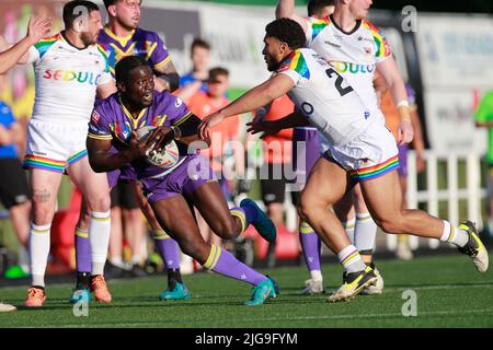 Newcastle, Royaume-Uni. 08th juillet 2022. NEWCASTLE UPON TYNE, ROYAUME-UNI. 8th JUIL Gideon Boafo de Newcastle Thunder se coupe à l'intérieur pendant le match DE championnat DE BETFRED entre Newcastle Thunder et Bradford Bulls à Kingston Park, Newcastle le vendredi 8th juillet 2022. (Credit: Chris Lishman | MI News) Credit: MI News & Sport /Alay Live News Banque D'Images