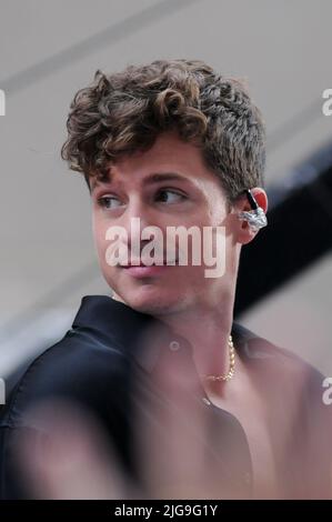 New York, États-Unis. 08th juillet 2022. Charlie Puth se produit au Rockefeller Center de New York dans le cadre de l'émission « Today ». Crédit : SOPA Images Limited/Alamy Live News Banque D'Images