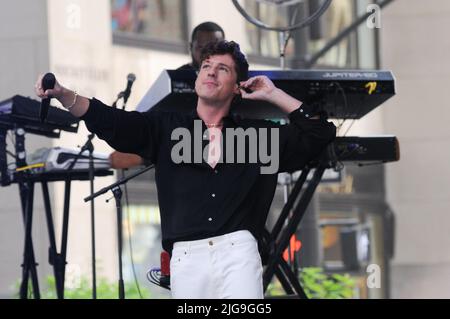 New York, États-Unis. 08th juillet 2022. Charlie Puth se produit au Rockefeller Center de New York dans le cadre de l'émission « Today ». (Photo par Efren Landaos/SOPA Images/Sipa USA) crédit: SIPA USA/Alay Live News Banque D'Images